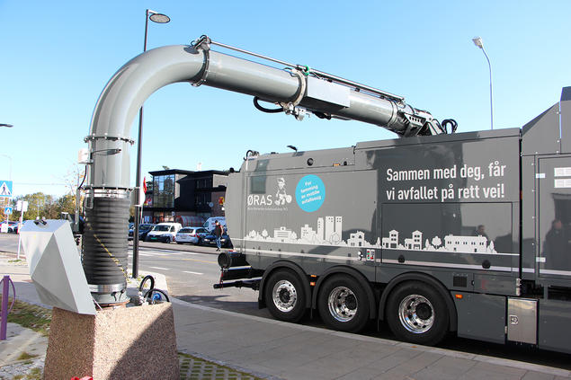 Sugebil gjennomfører avfallstømming. Foto. 