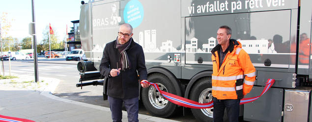Ordfører i Ullensaker Kommune, Tom Staahle, klipper snora på den nye sugebilen til ØRAS. Foto.