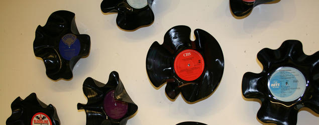 Vinylplater som henger på veggen