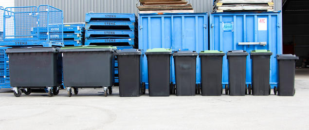 Avfallsbeholdere i sort sortert etter størrelse.
