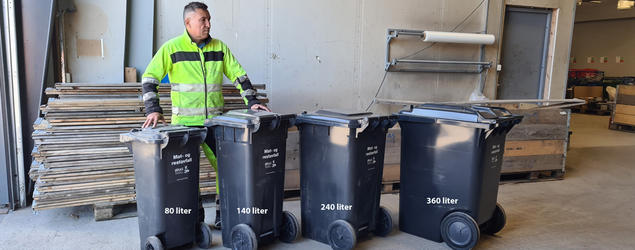 Størrelsesforhold mellom mann og ulike avfallsbeholdere. Foto. 