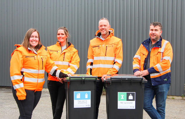 ØRAS-ansatte viser frem avfallsbeholdere. Foto. 