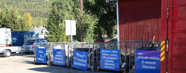 Sorteringsbinger på mobil gjenvinningsstasjon i Hurdal. Foto. 
