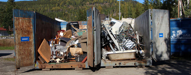 Avfall i konteinere på mobil gjenvinningstasjon Hurdal. Foto. 