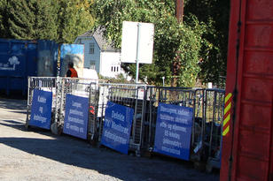 Sorteringsbinger på mobil gjenvinningstasjon Hurdal. Foto. 