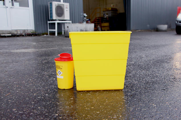 Bilde av gule bokser for smittefarlig avfall