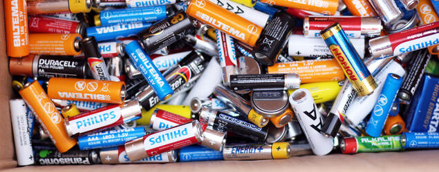 Mange batterier i en eske. Foto.