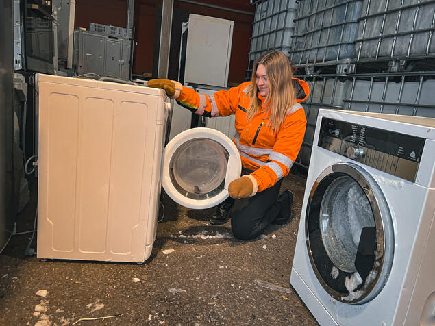 ØRAS-ansatt inspiserer en vaskemaskin blant flere hvitevarer