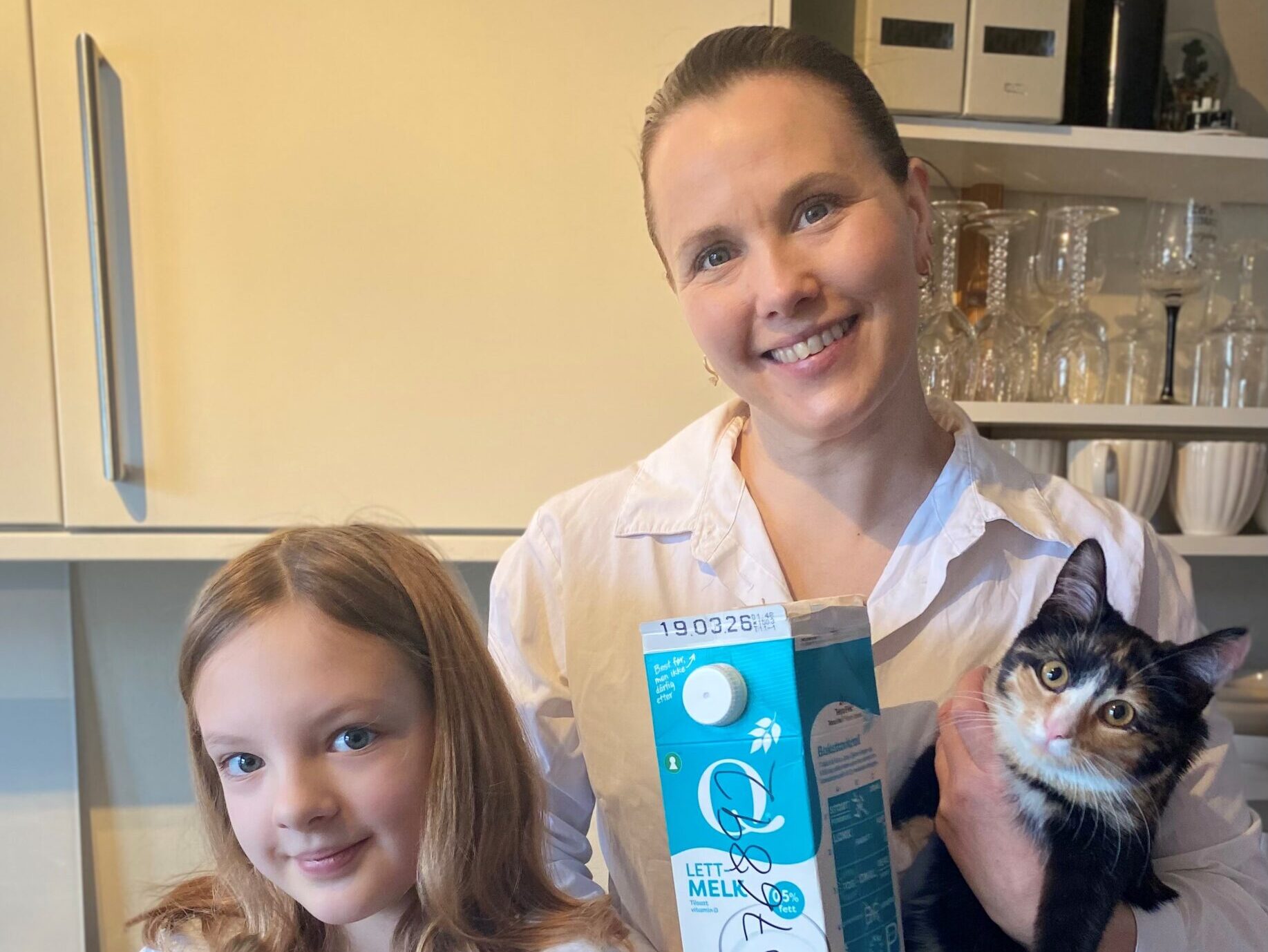 Mor og datter viser fram melkekartong til lotteri
