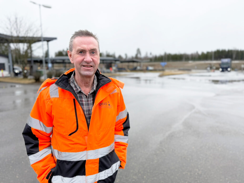 Trym Denvik foran Miljøstasjon Dal Skog